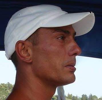 Roberto Guacci di profilo all'aperto