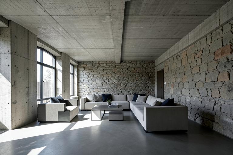 Interno in stile Brutalista